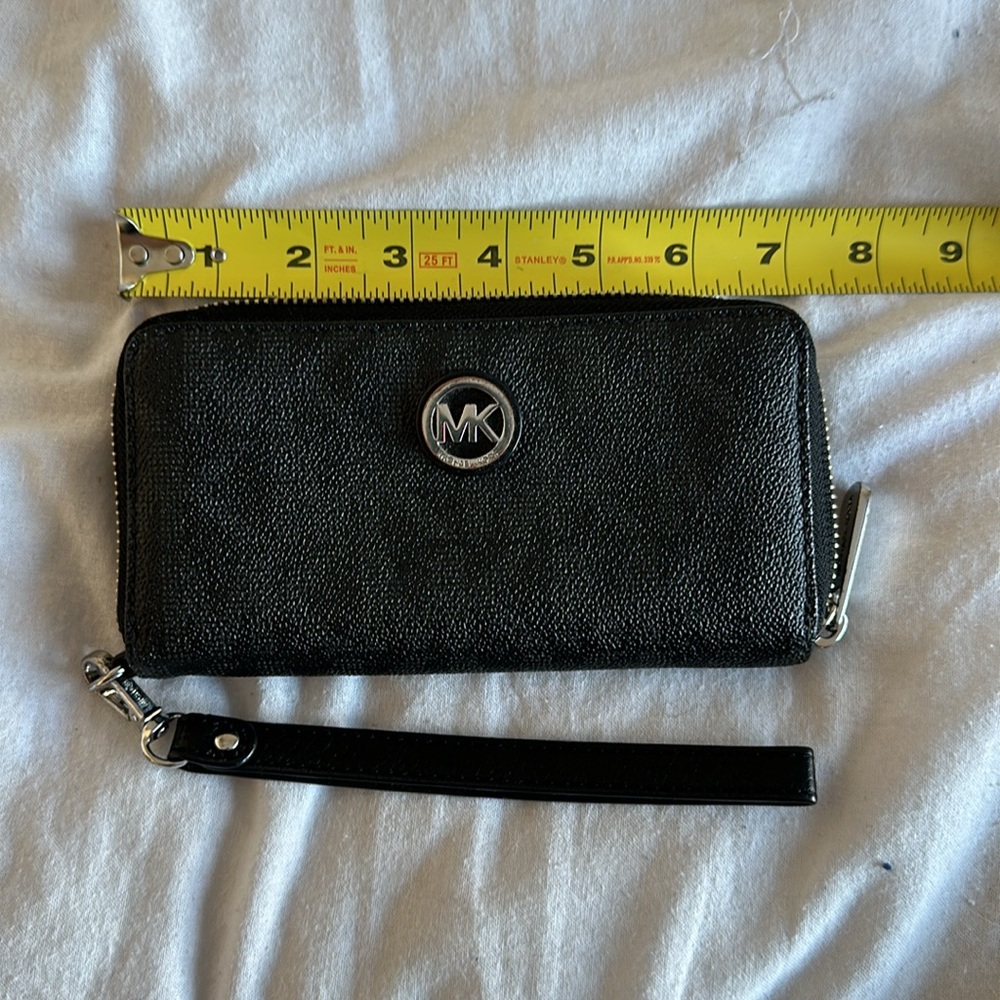 Michael Kors Wallet - Picture 6 of 7